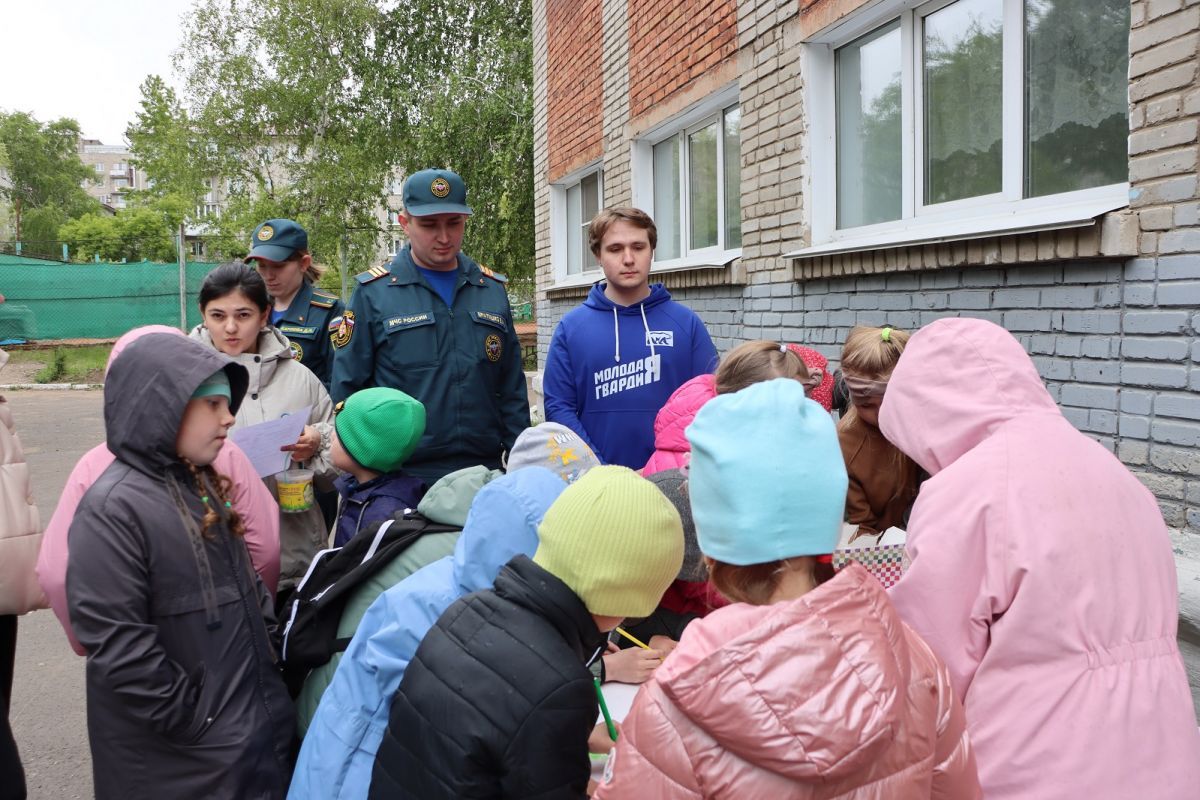 «Единая Россия» совместно с МЧС провела в омской школе игру на тему детской безопасности