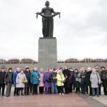 В Санкт-Петербурге «Женское движение Единой России» организовало для ветеранов посещение Пискаревского мемориала
