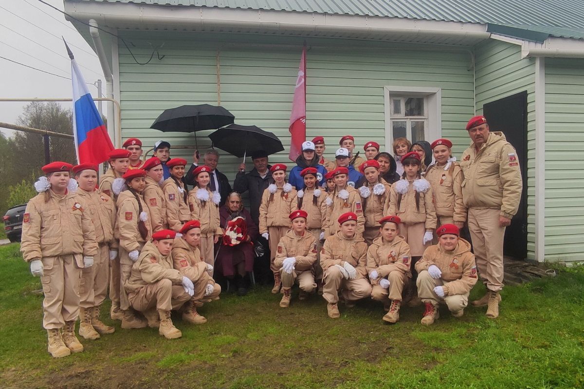 Персональный парад у дома, подарки, цветы и слова благодарности - в Борском  округе чествуют ветеранов