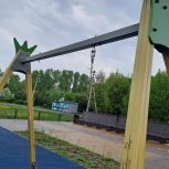 В Осинниках единороссы обнаружили сломанные качели на детской площадке