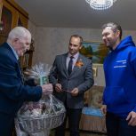 Алексей Вихарев и Роман Кравченко поздравили с Днем Победы ветерана ВОВ