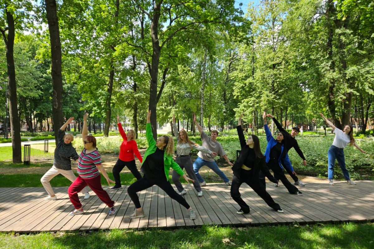 В рамках партпроекта «Единой России» «Старшее поколение» в городском парке прошло спортивное занятие