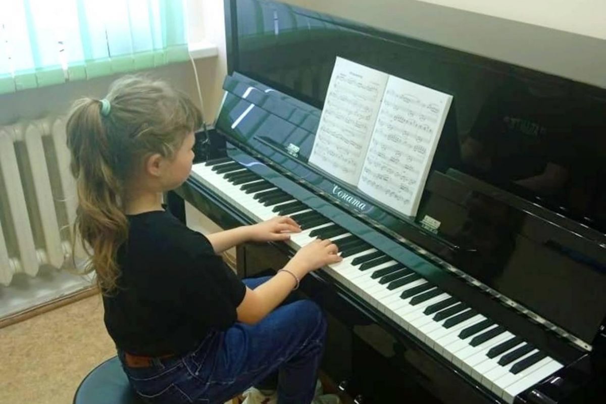 В Саргатскую школу искусств начали поступать новые музыкальные инструменты