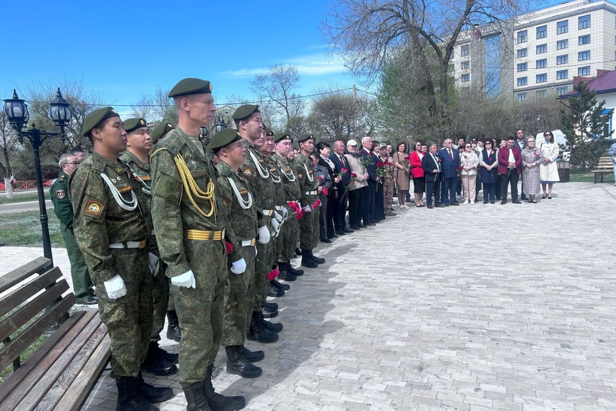 В Туве партийцы «Единой России» возложили цветы к памятнику «Красный обоз»