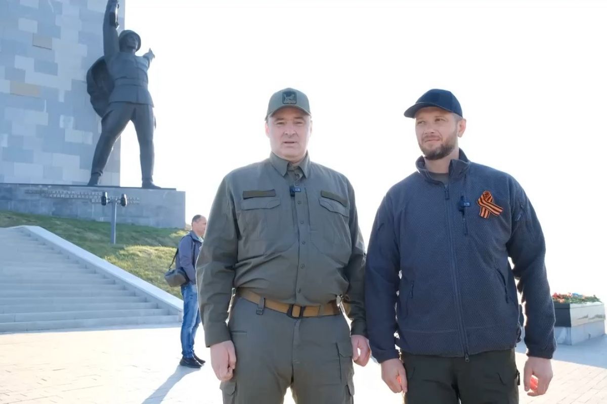 Мэр Иркутска Руслан Болотов и председатель Иркутской городской Думы Евгений  Стекачев в День Победы побывали на мемориале «Саур-Могила» на Донбассе