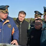 Виталий Хоценко, руководитель МЧС России Александр Куренков и глава Минстроя РФ Ирек Файзуллин посетили пострадавший от паводка Усть-Ишимский район