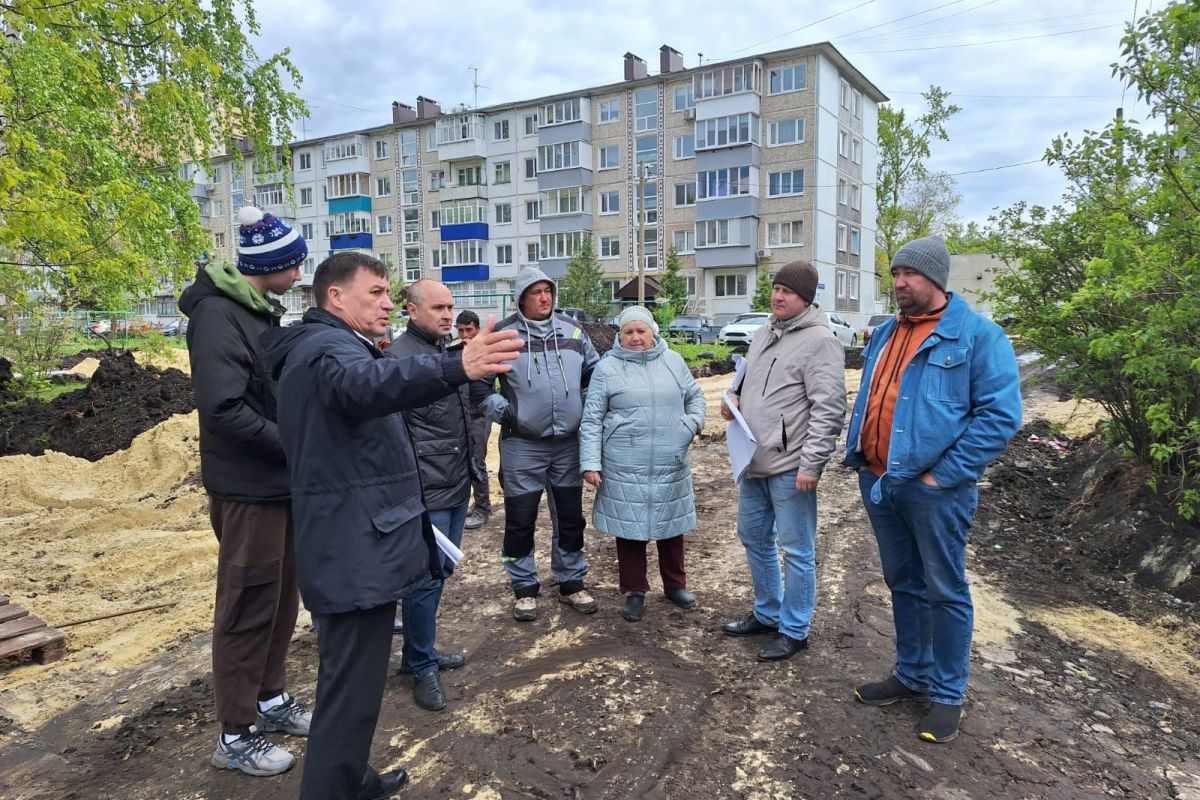 Партийный десант проконтролировал ход благоустройства дворов Ленинского района