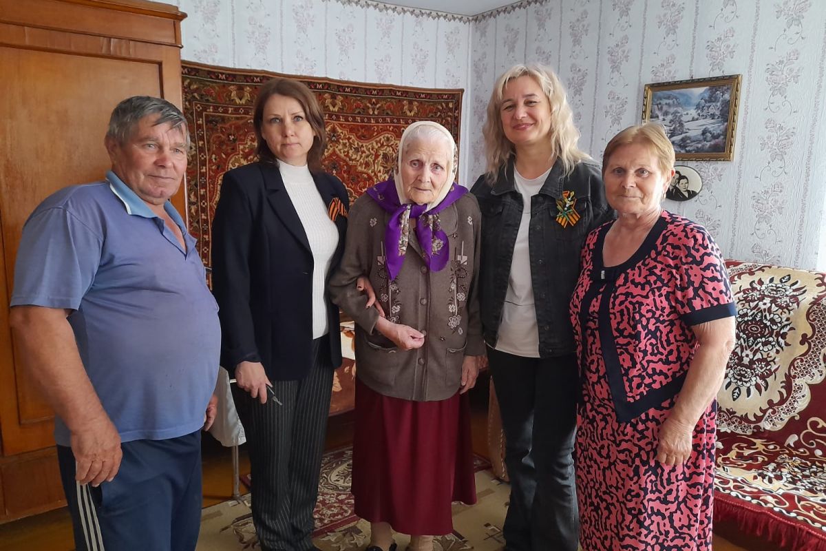 Партактивисты Советского округа поздравили с 95-летием жительницу Зеленокумска