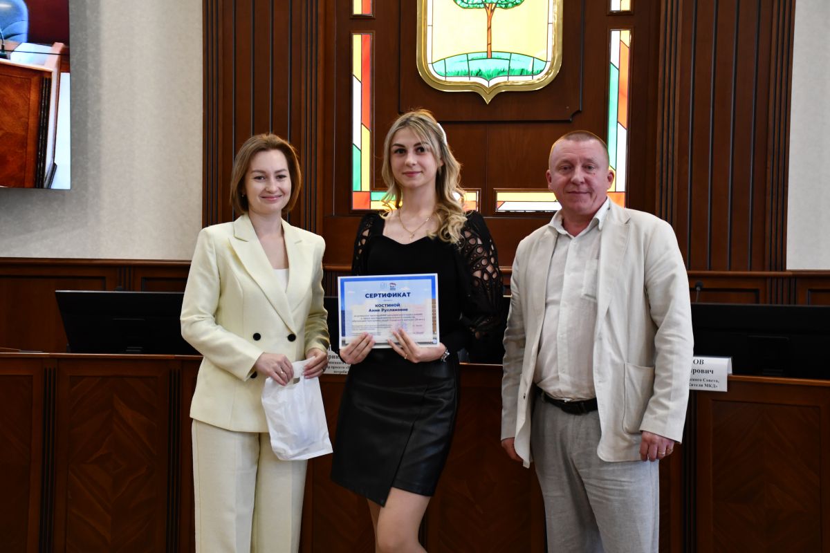 Выпускникам липецкой «Школы грамотного потребителя» вручили сертификаты об окончании курса