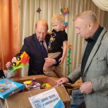 «Единая Россия» передала воспитанникам ясли-сада в Луганске игрушки и канцтовары