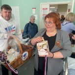 Активисты «Единой России» Москвы передали пасхальные куличи участникам СВО в госпитали