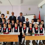 «Единая Россия» установила две Парты Героя в школе Пермского края