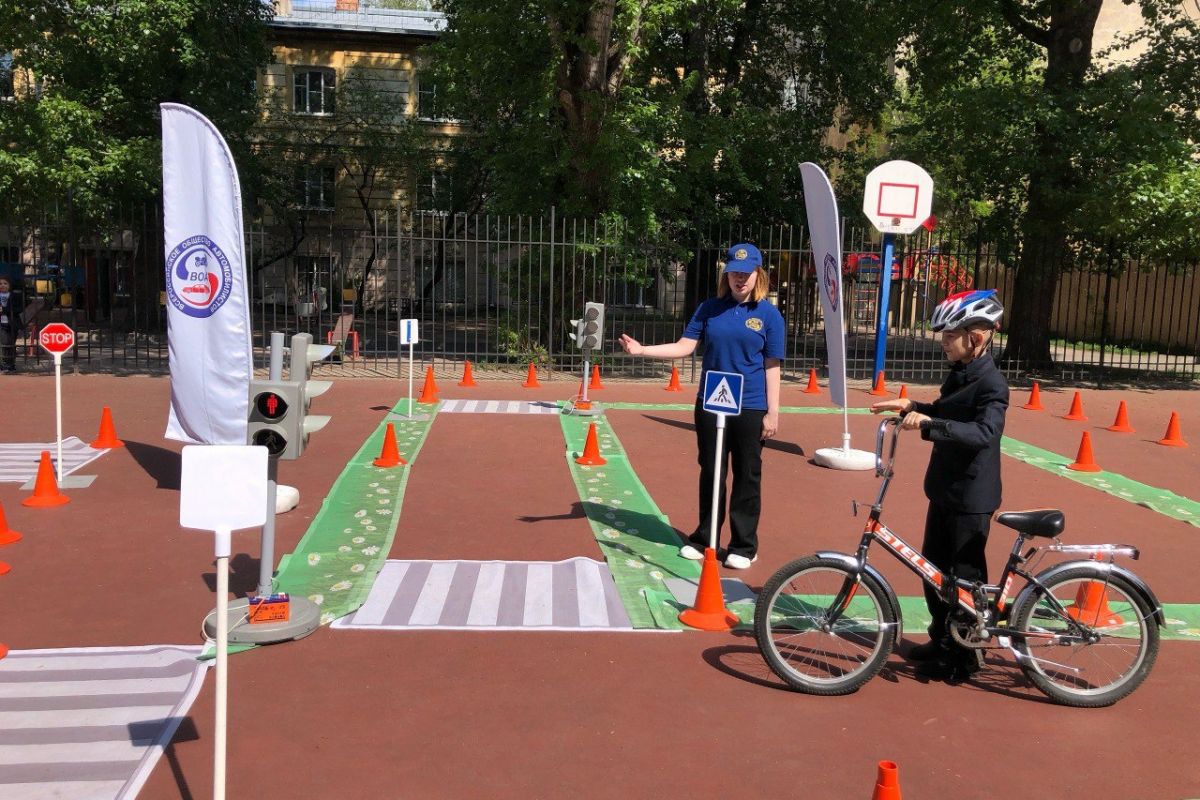 Активисты проекта «Единой России» «Безопасные дороги» рассказали дошколятам Центрального района о безопасном вождении велосипедов