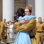 Более двух тысяч активистов «Молодой Гвардии Единой России» приняли участие в акции «Вальс Победы»