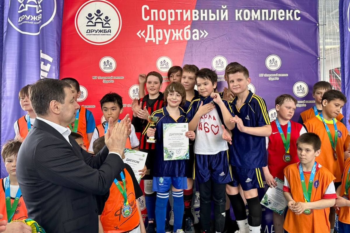 Николай Ташланов наградил лучшие школьные футбольные команды Ханты-Мансийска