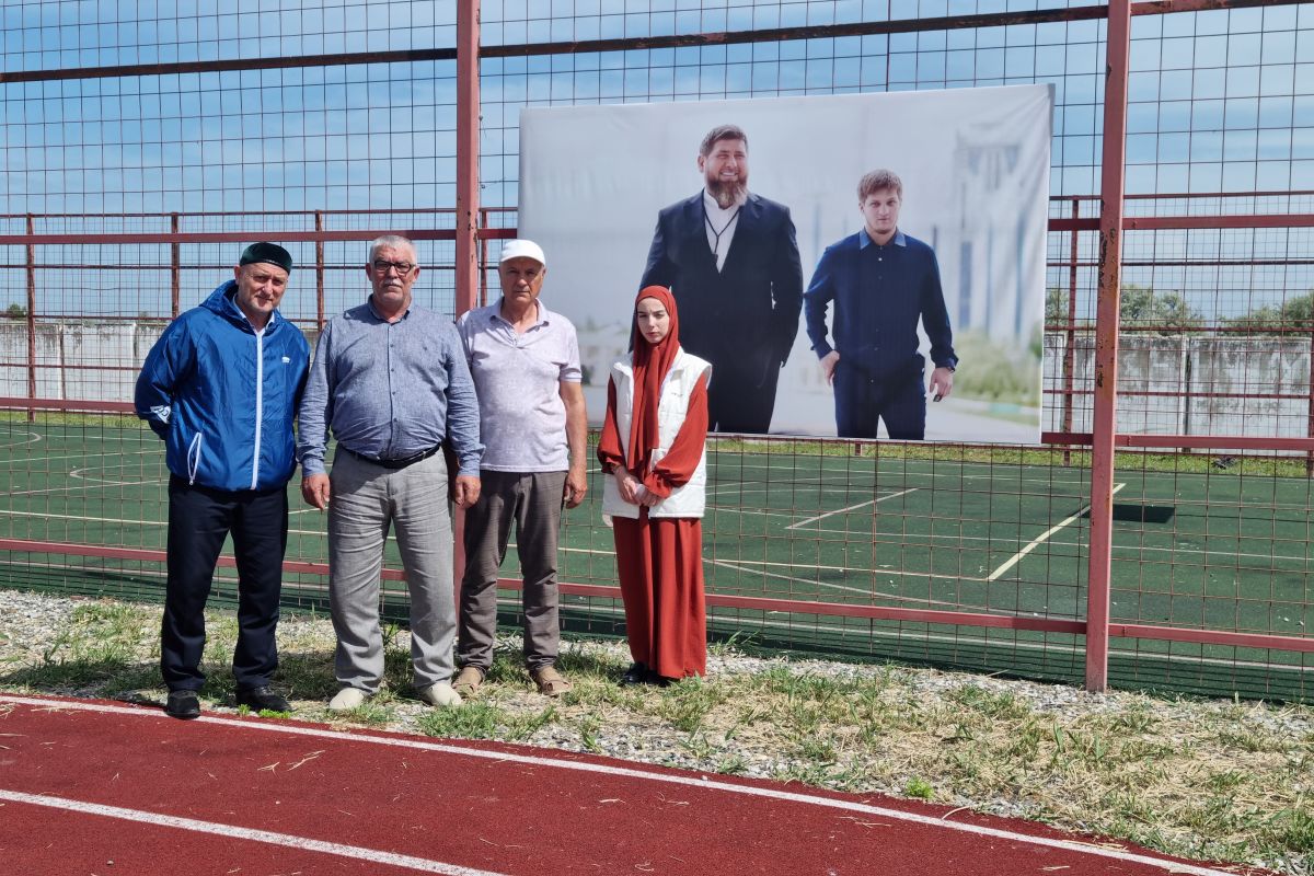 В Наурском районе проверили состояние «умной» спортивной площадки, построенной при содействии «Единой России»