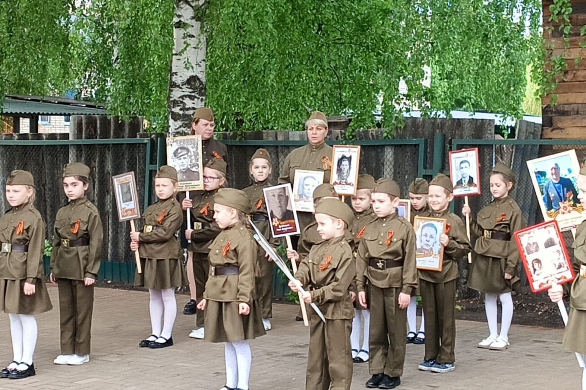 Городские партийцы приняли участие в Параде Победы в детском саду «Ягодка»
