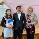Депутаты поздравляют выпускников школ с праздником Последнего звонка