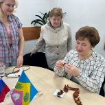 В Москве активисты «Единой России» организовали мастер-класс по изготовлению брошей ко Дню Победы