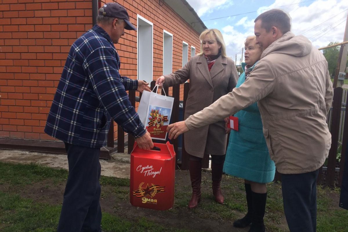 В Чамзинке партийцы поздравили ветеранов