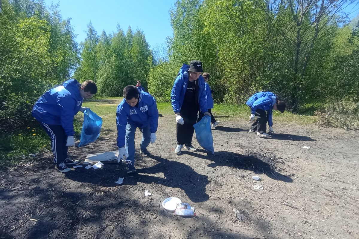 В День Волги молодогвардейцы и активисты Штаба общественной поддержки «Единой России» провели уборку правого берега реки