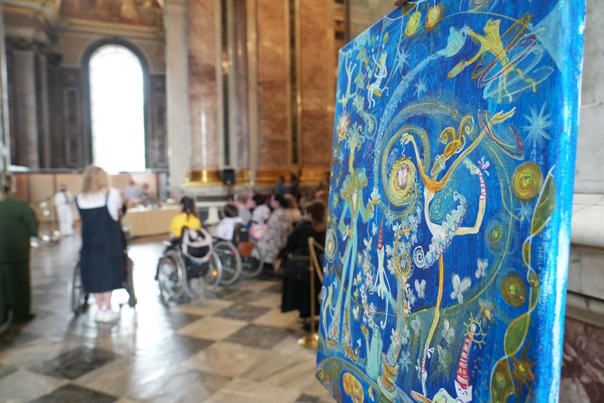 Выставка «Вальс петербургских красок» открылась в Исаакиевском соборе при поддержке партийного проекта «Единая страна – доступная среда»