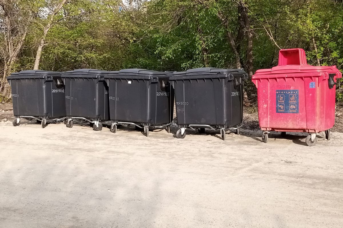 В Троицком городском округе начались работы по благоустройству площадок и установке новых контейнеров для мусора