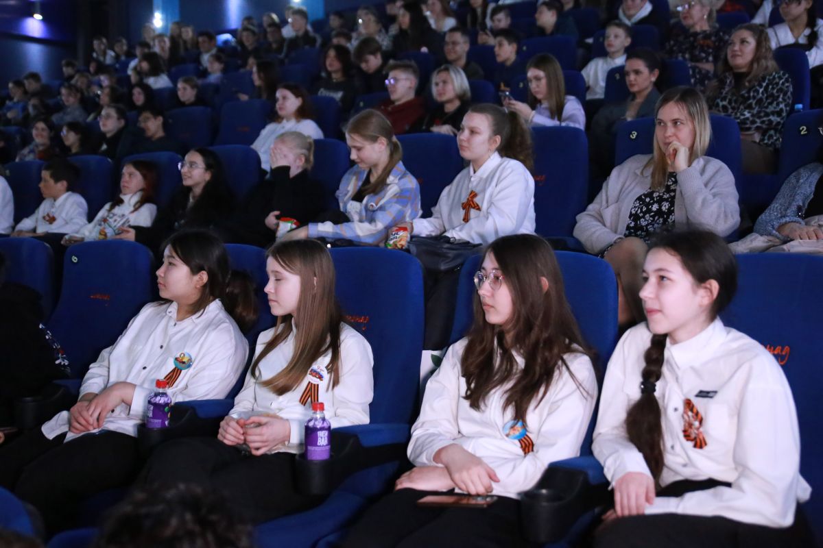Депутаты-единороссы организовали поход в кино для школьников Петропавловска-Камчатского