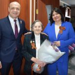 Донской депутат «Единой России» Ирина Жукова поздравила ветерана Великой Отечественной войны Веру Семеновну Шахмину с грядущим Днем Победы