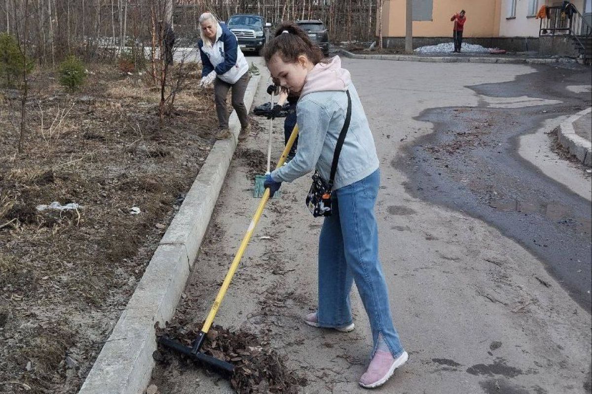 В преддверии Международного дня соседей в Североморске прошел субботник