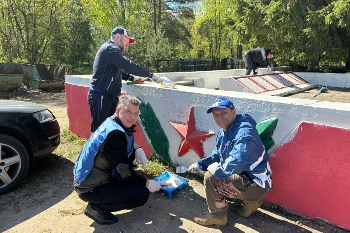 На братской могиле в селе Селихово Конаковского муниципального округа  активисты провели субботник