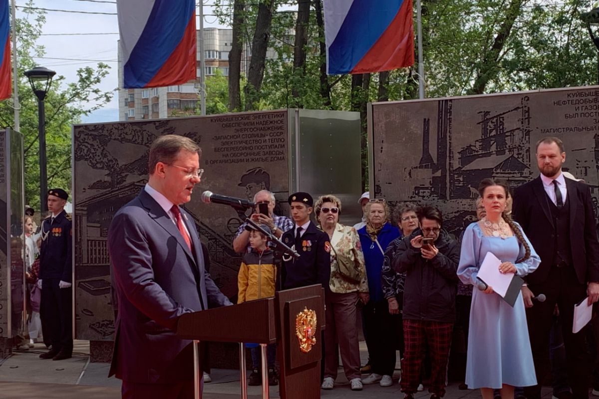 В Самаре возложили цветы к стеле «Город трудовой доблести»