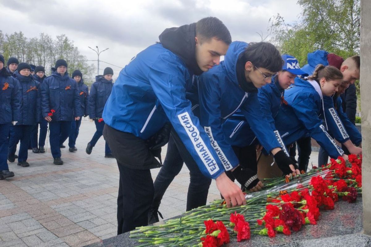 Представители «Единой России» возложили цветы к мемориалам города Твери