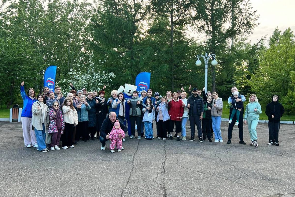 В рамках Дня соседей партийцы Ленинского района провели массовую зарядку с  жителями