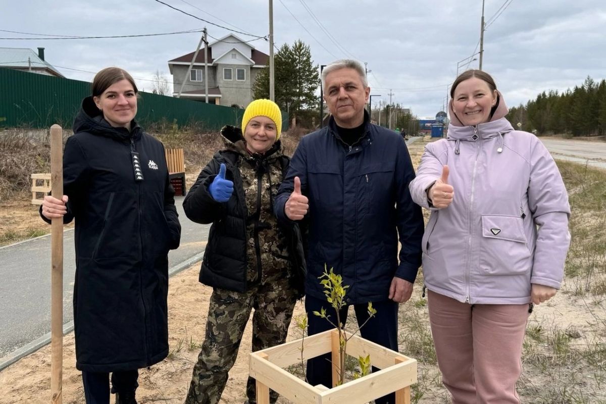 80 кустов сирени высадили партийцы в Советском