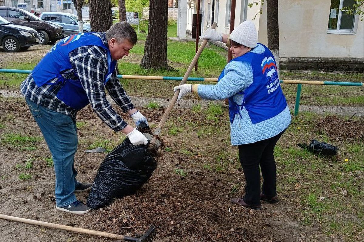 Володарские активисты провели субботники во дворах и высадили цветы в благоустроенном ранее сквере