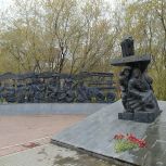 В Екатеринбурге единороссы провели субботник на территории мемориала труженикам тыла