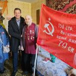 Продуктовые наборы, цветы, подарки: «Единая Россия» поздравляет ветеранов по всей стране