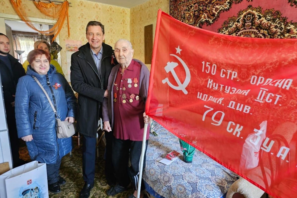Продуктовые наборы, цветы, подарки: «Единая Россия» поздравляет ветеранов по всей стране