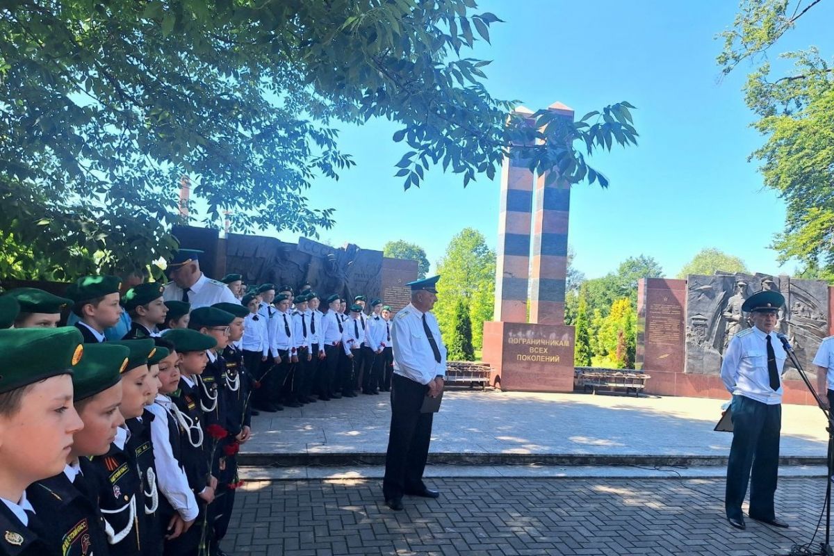 Учащиеся школы №38 города Калининграда возложили цветы венки к памятнику  «Пограничникам всех поколений»