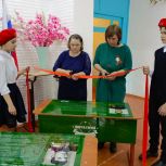 Активисты «Единой России» открыли в кузбасской школе Парты Героя