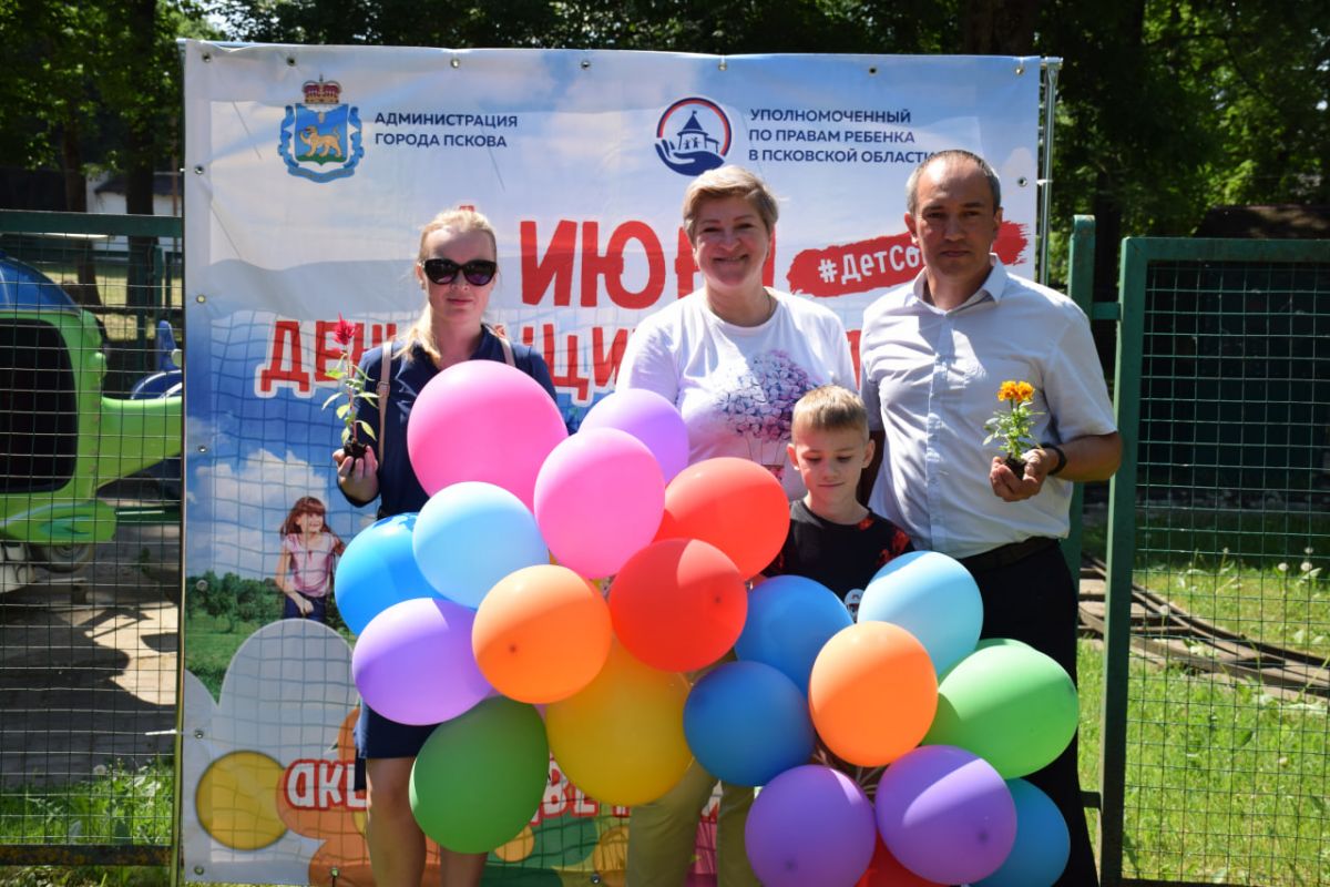 Общественники помогли облагородить клумбы в Детском парке Пскова