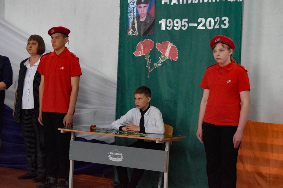 В Каратузском районе в Сагайской школе открыли Парту Героя