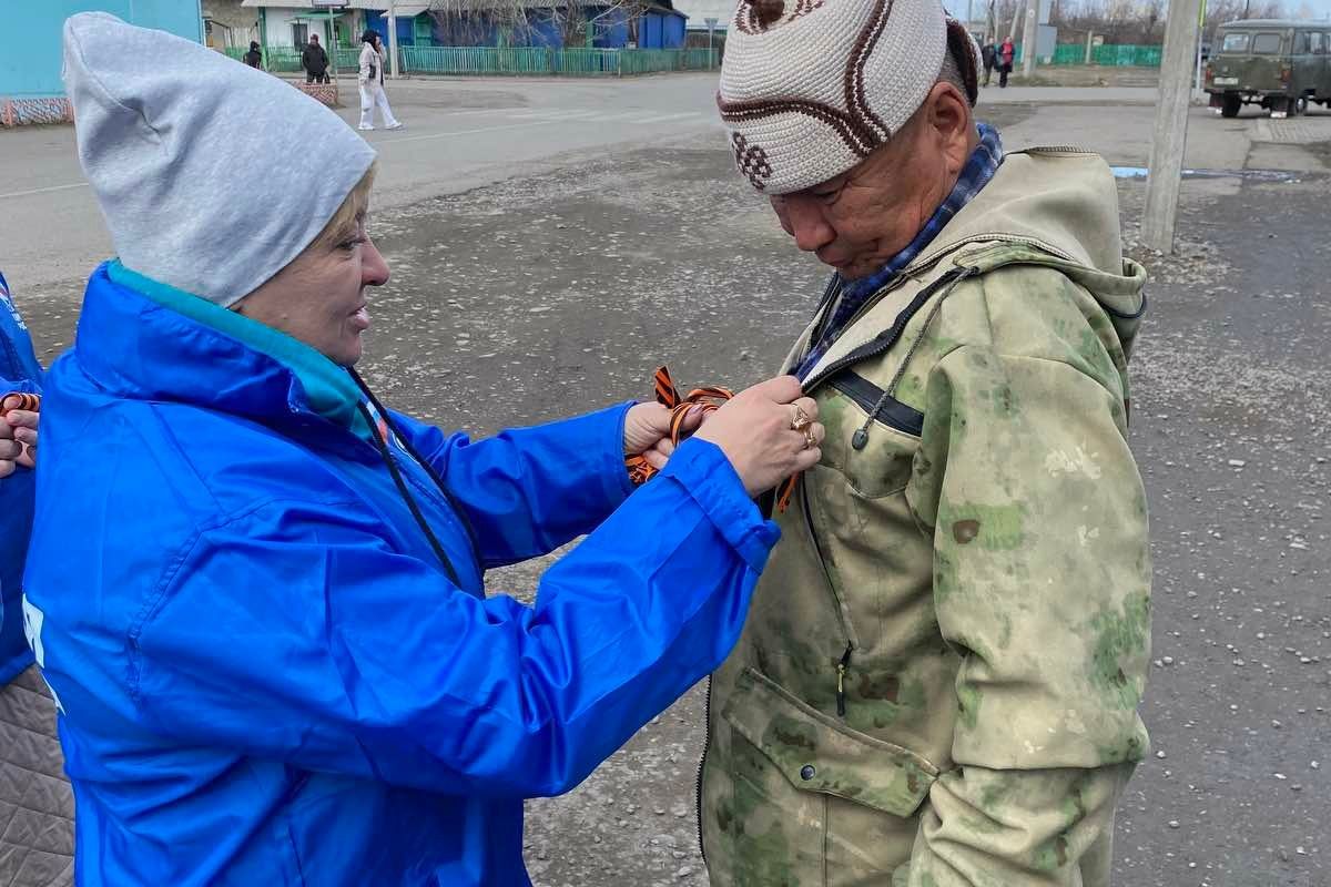 В Туве волонтёры «Единой России» раздают Георгиевские ленточки | 02.05.2024  | Кызыл - БезФормата