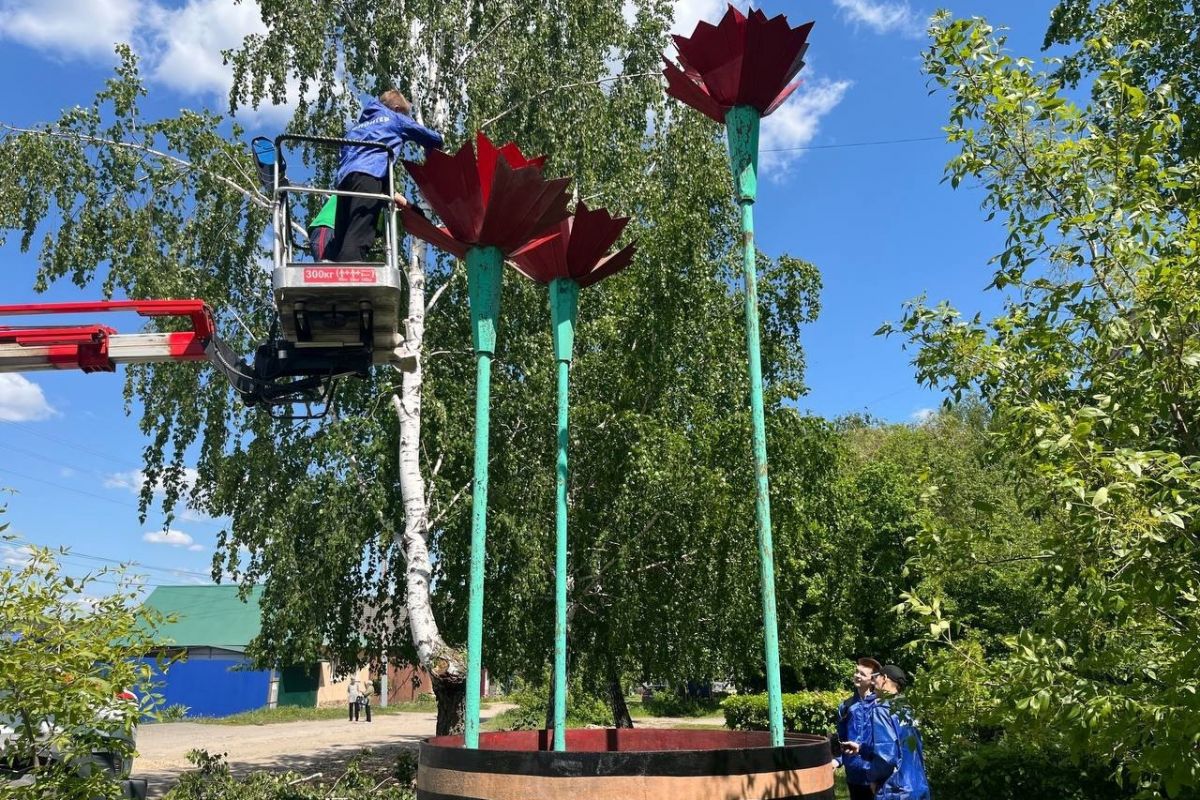 В парке 50-летия Победы покрашена стела «Три гвоздики»