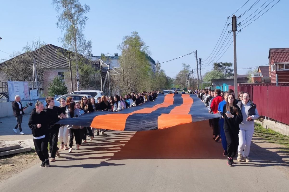 Традиционный Марафон Победы с гигантской Георгиевской лентой прошёл в  Смидовичском районе ЕАО | 13.05.2024 | Биробиджан - БезФормата