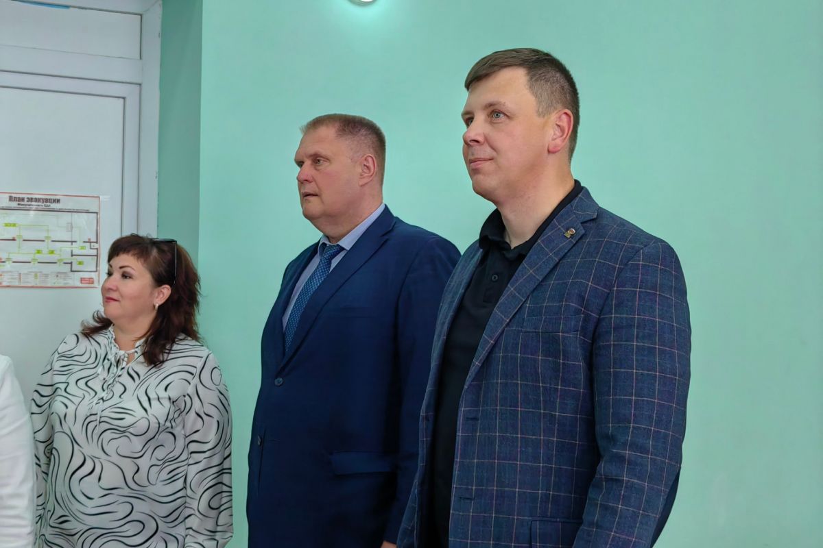 Благодаря партпроекту «Единой России» в доме культуры в Шумячском районе обновили фасады, кровлю и одежду сцены