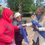 Городские партийцы провели в Парке культуры патриотическую акцию «Синий платочек»