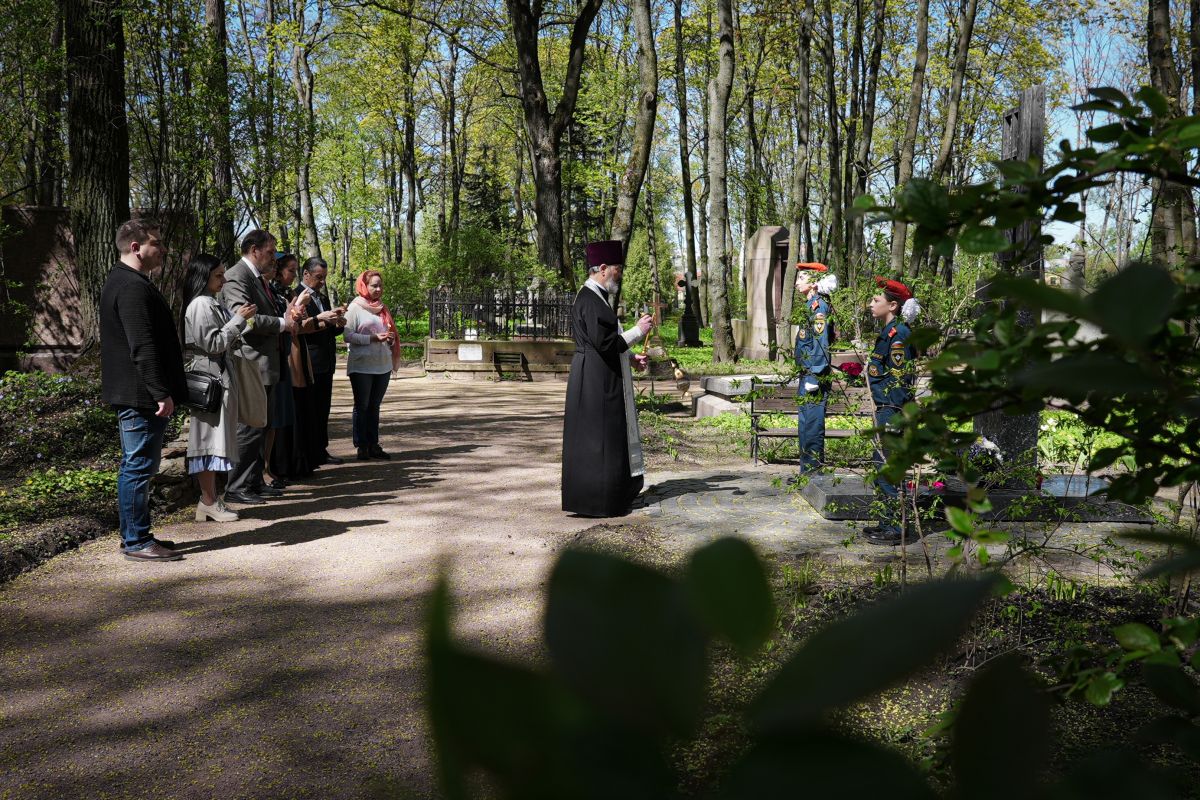 «Пока звучит ее слово, она жива»: петербуржцы почтили память выдающейся поэтессы Ольги Берггольц в день её рождения