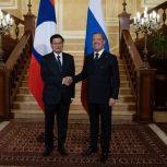 Дмитрий Медведев провёл встречу с президентом Лаоса Тхонглуном Сисулитом